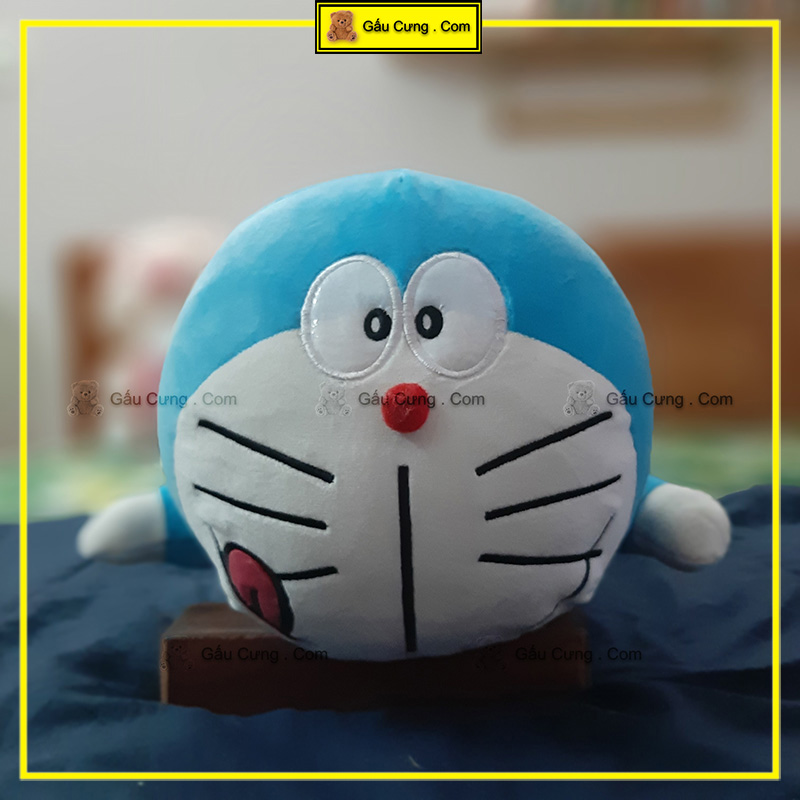 Gối ôm Doraemon nằm ảnh thực tế 1