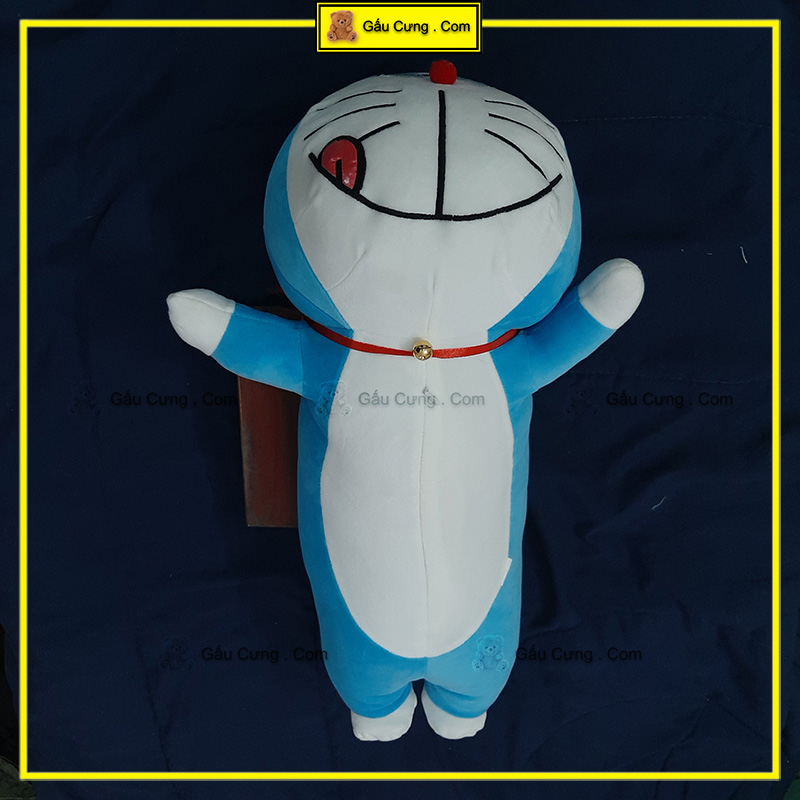 Gối ôm Doraemon nằm ảnh thực tế 2