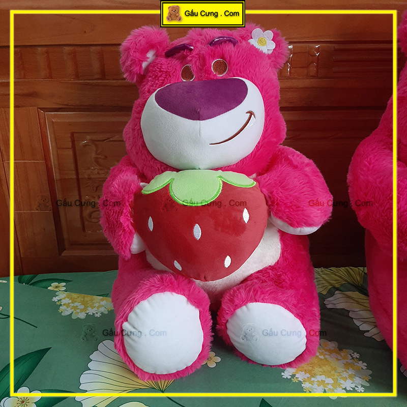 Gấu Bông Lotso Ngồi Ôm Dâu Baby Cute, Lông Mịn Đáng Yêu Size 55cm, 65cm, 75cm (MSP: GY0060-LOT)